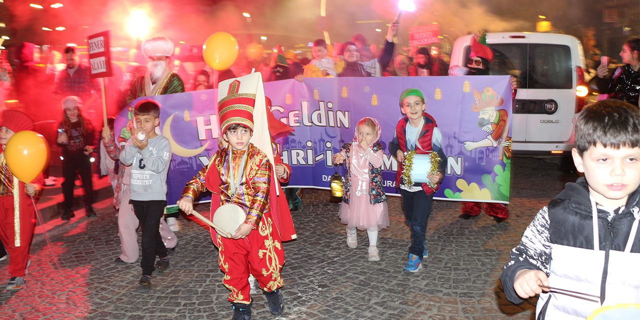 Rize’de minikler ve aileleri Ramazan ayını fener alayı ile karşıladı