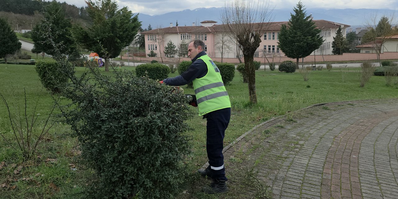 Temizlik işçisi, çalılıklar arasında bulduğu Türk bayrağını yerde bırakmadı