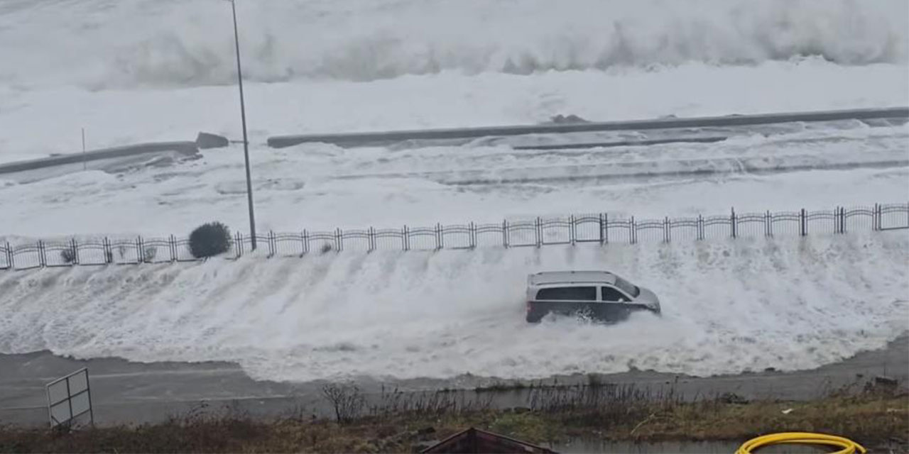 Rize’de dev dalgalar Karadeniz Sahil Yolu'na ulaştı