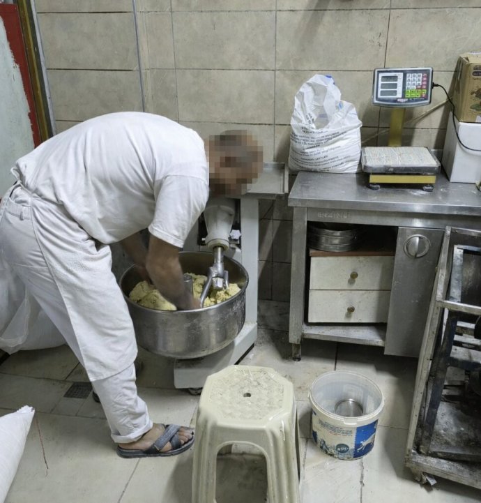 Tatlı hamurunu ayağıyla çiğnedi