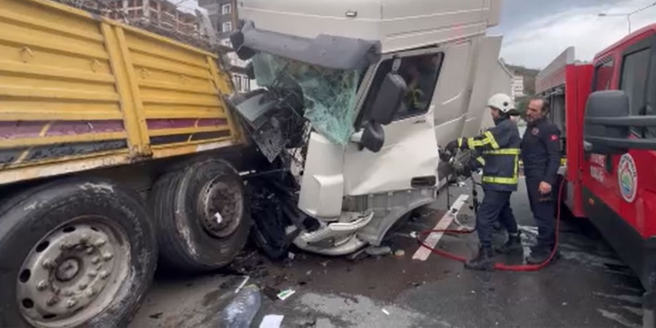 Rize'de arıza yaptığı için park halinde olan tıra başka bir tır çarptı: 1'i ağır 4 yaralı