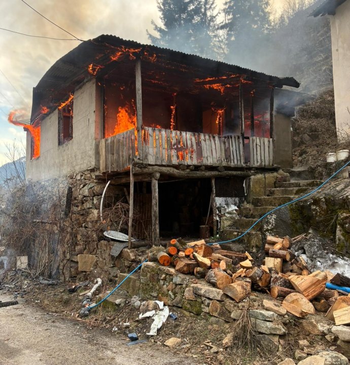 Artvin'de cami lojmanında yangın