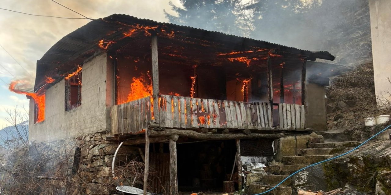 Artvin'de cami lojmanında yangın