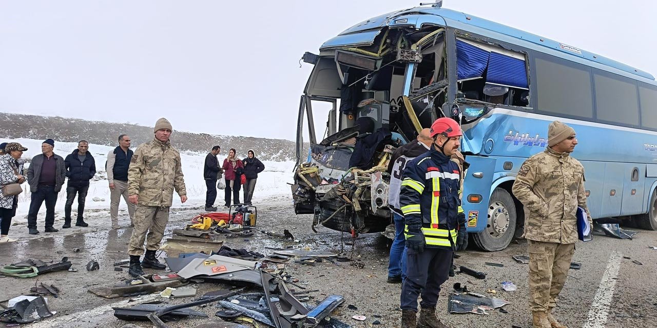 İran plakalı yolcu otobüsü tıra arkadan çarptı; 1 ölü, 10 yaralı