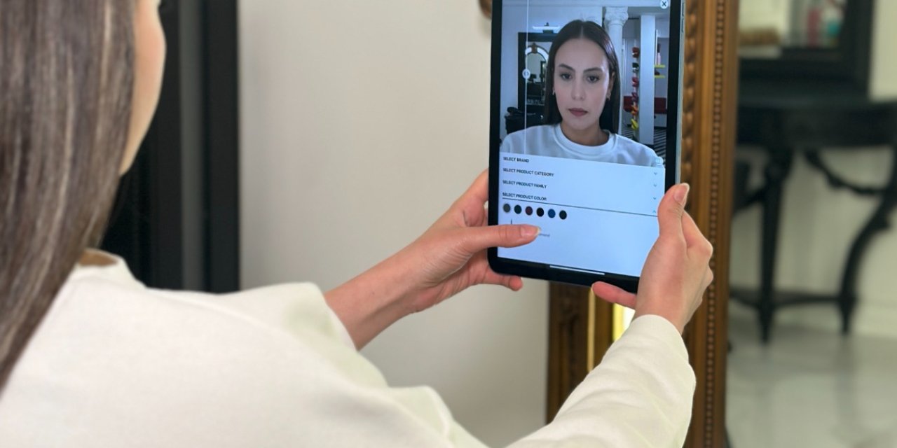 Vodafone Business, ‘Dijital Ayna’ İle Makyaj Ve Teknolojiyi Birleştirdi