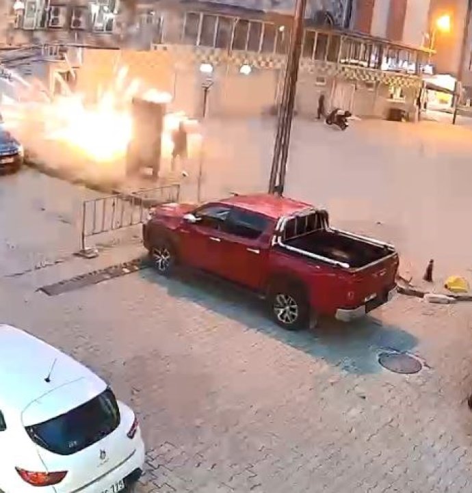 Artvin'de cami önünde atılan havai fişekler korku ve paniğe neden oldu