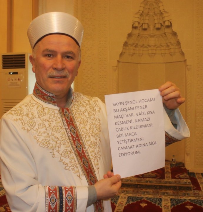 Cami imamı gençleri maça yetiştirdi: Vaazı kısa tuttu, ilahileri azalttı