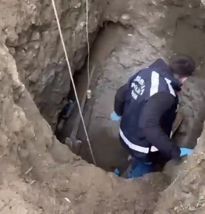 Kanalizasyon bahanesiyle 6 metrelik define çukuru kazarken yakalandılar