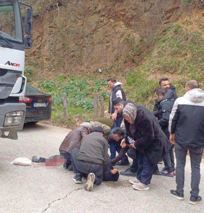 Hafriyat kamyonu cenaze törenine katılan kadına çarptı