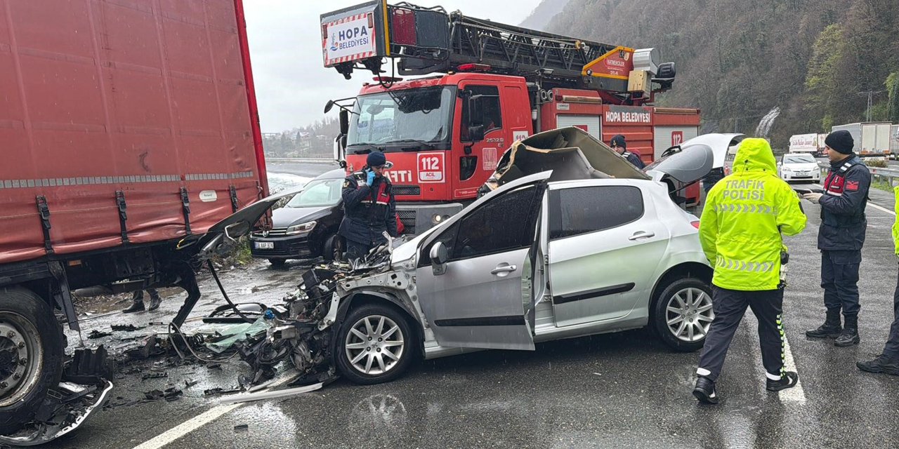 Artvin'de otomobil park halindeki tıra çarptı: 2 ölü, 1 yaralı