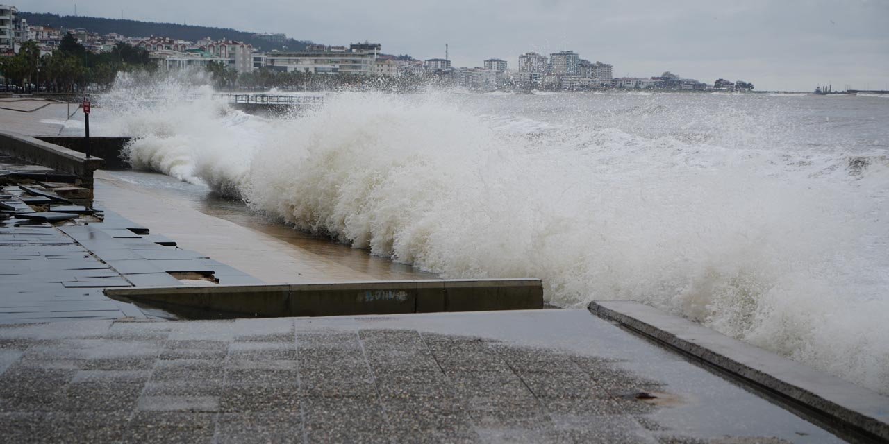 Karadeniz'de dev dalgalar sahili yıktı geçti