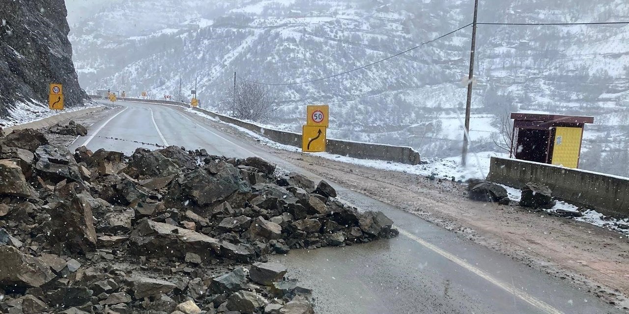 Gümüşhane'de heyelan karayolunu kapattı