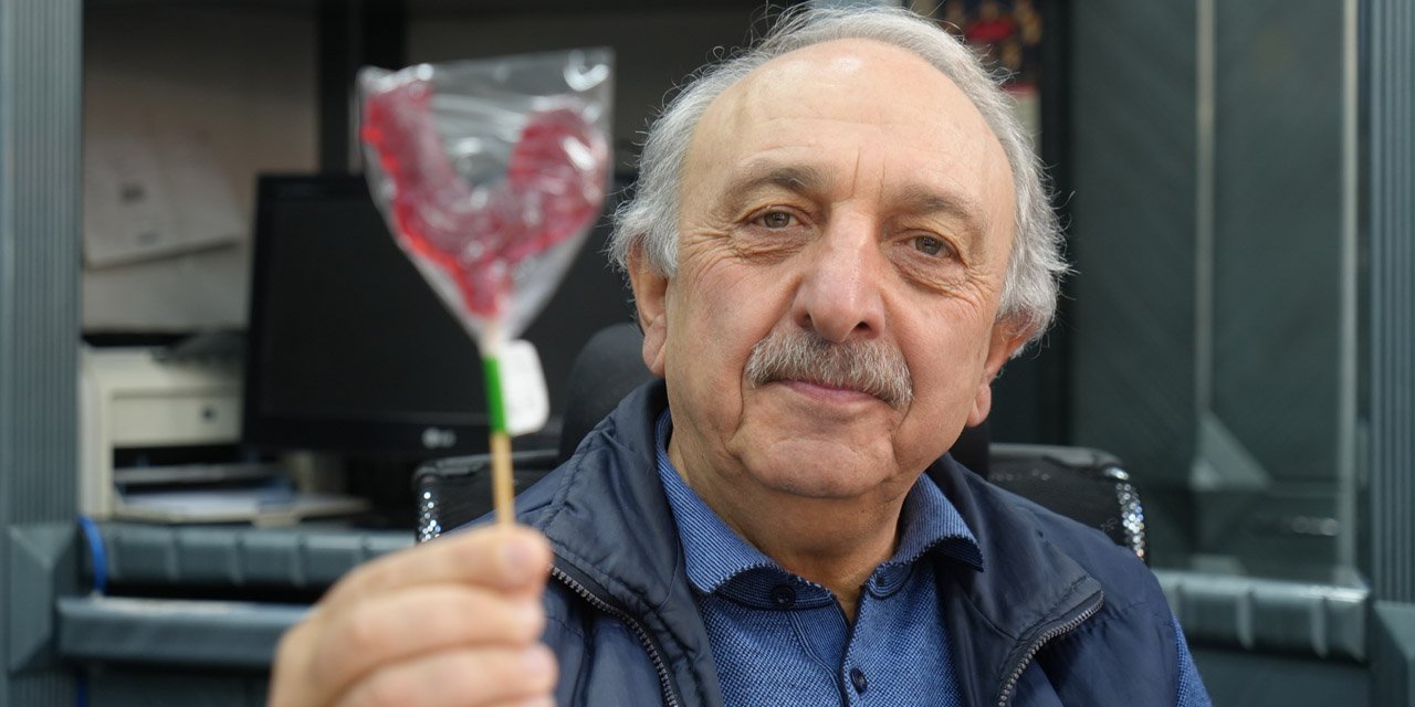 10 yıldır her Ramazan’da iftarlık olarak horoz şekeri dağıtıyor