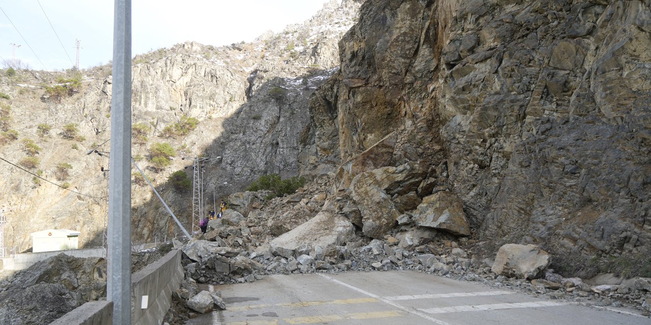 Gümüşhane-Giresun karayolu heyelan nedeniyle ulaşıma kapandı