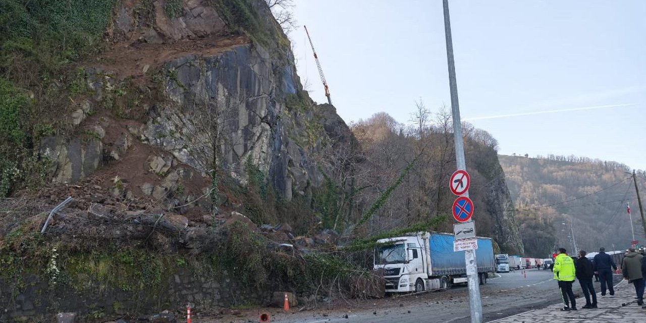 Artvin'de heyelan: Yamaçtan kopan kayalar tırda hasara yol açtı