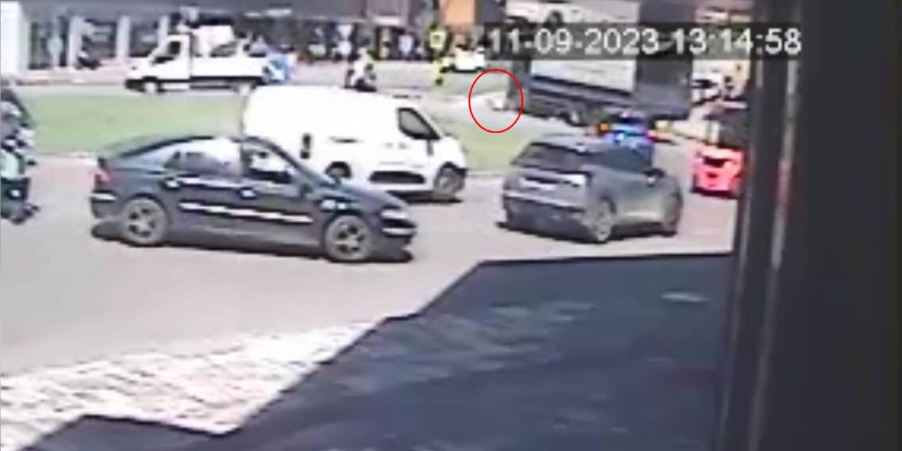 Bursa'da Kamyon İle Motosikletin Çarpıştığı Kaza Kamerada