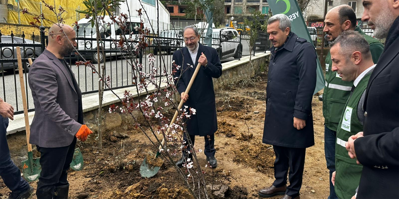Rize’de geleceğe nefes: Yeşilay Kampüsü’nde fidanlar toprakla buluştu