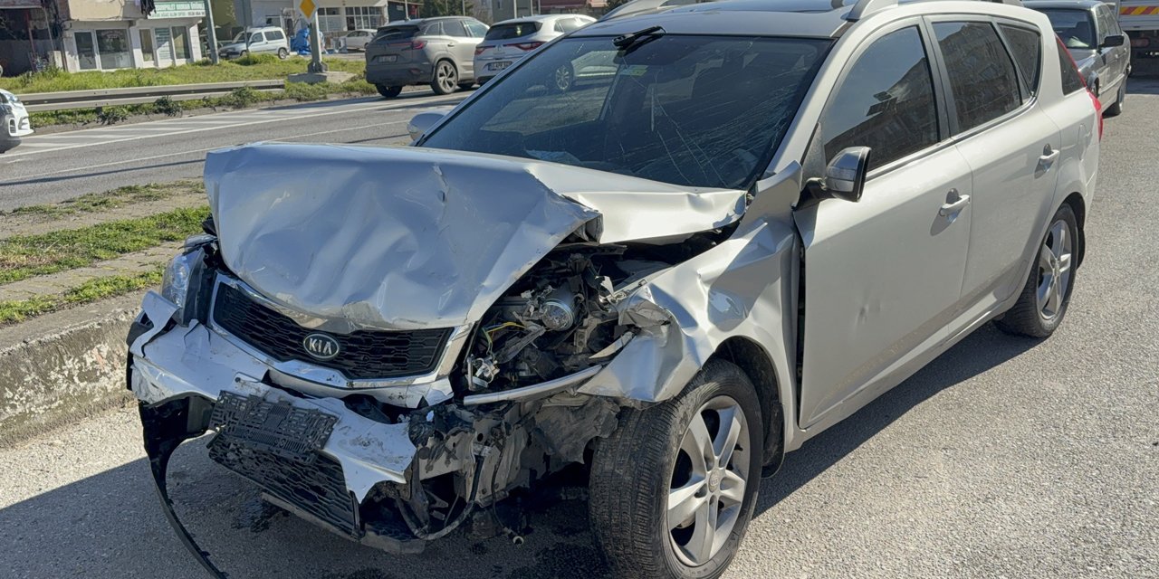 Otomobil hafif ticari araca çarptı: 4 yaralı