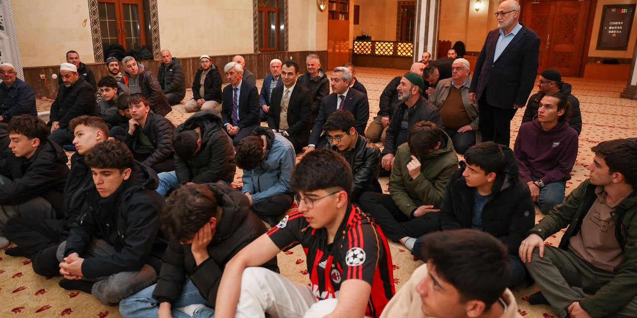 Rize’de öğrenciler cemaati az olan camilerde teravih namazında buluşuyor