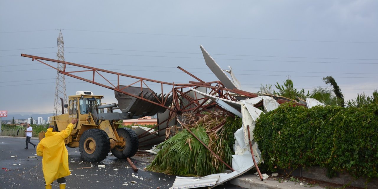 Tarsus’ta Fırtınada 2 Okulun Çatısı Uçtu, Ağaçların Dalları Kırıldı