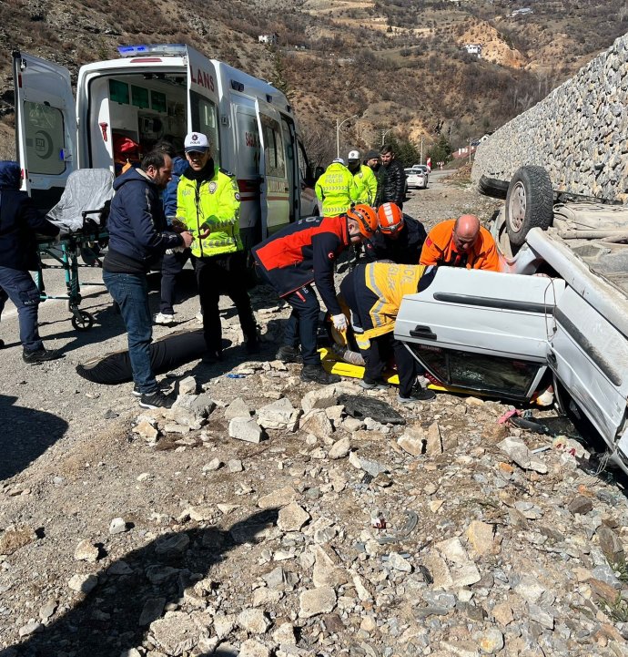 Gümüşhane'de otomobil ters döndü: 2 yaralı