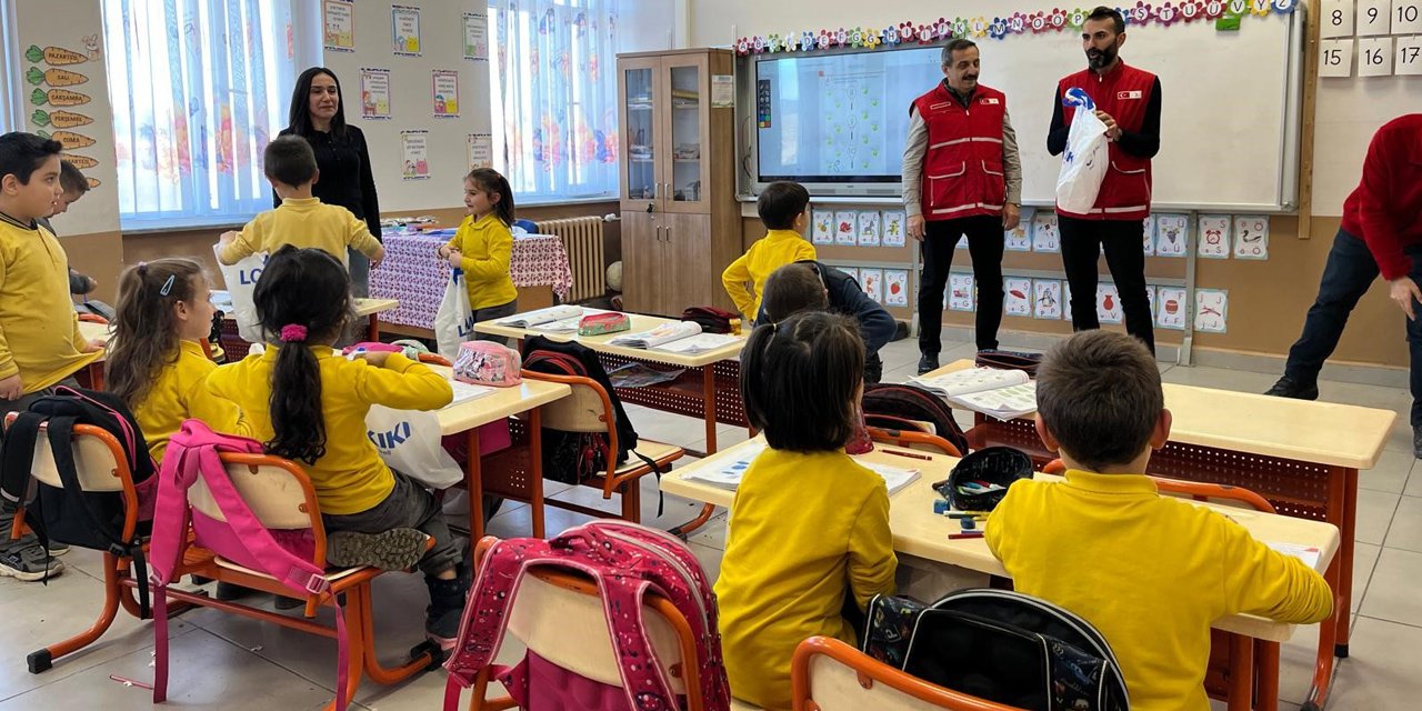 Kastamonu'da 6 bin 400 öğrencinin yüzü bayramlık kıyafetle güldürüldü