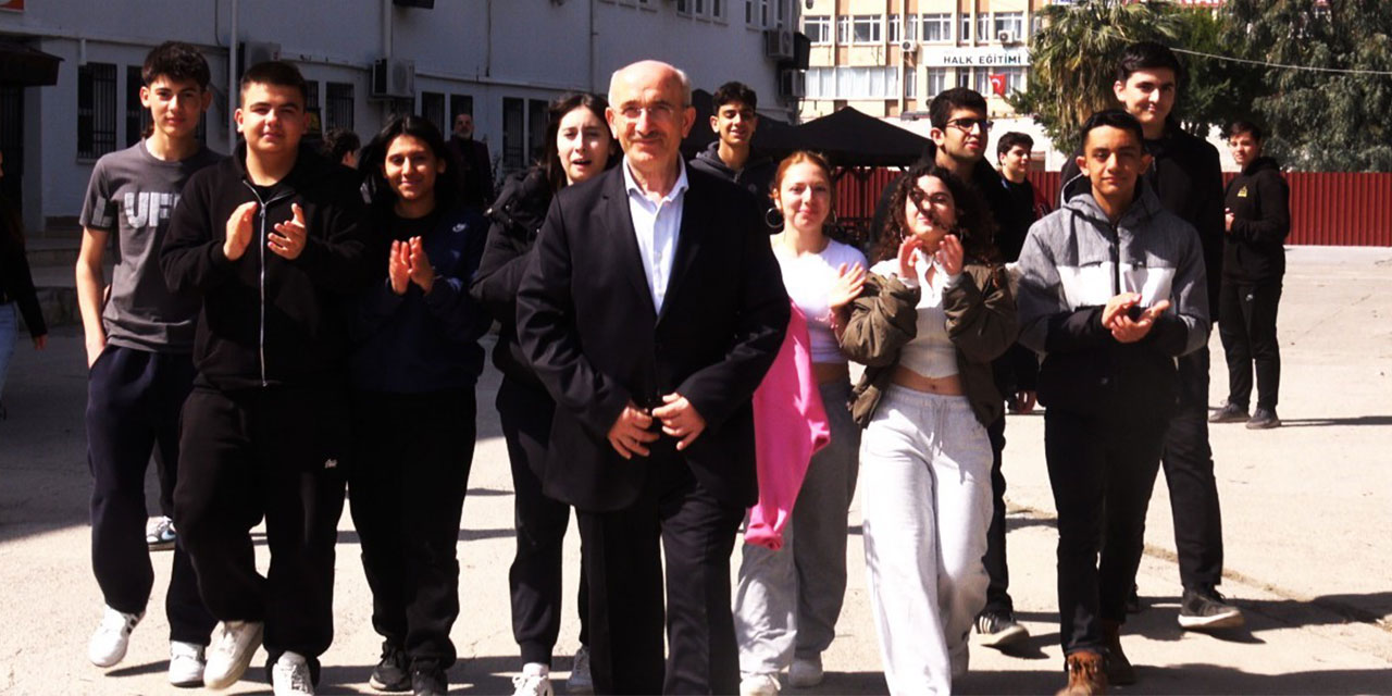 Meslek hayatında 50 bin öğrencinin hayatına dokunan 40 yıllık öğretmene alkışlar içerisinde hüzünlü veda