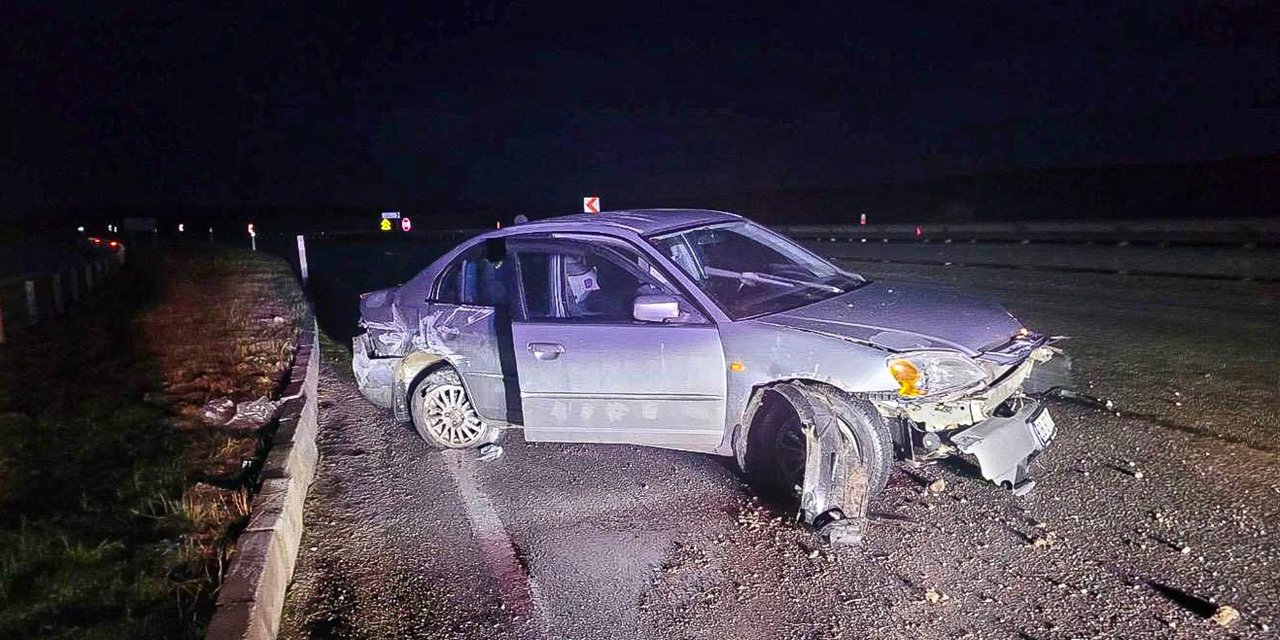 Otomobil bariyerlere çarptı, 4 kişi yaralandı
