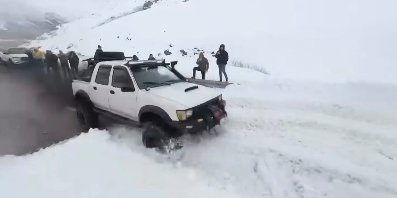Trabzon-Bayburt karayolundaki çığa ilk müdahale off-road araçlarıyla yapıldı