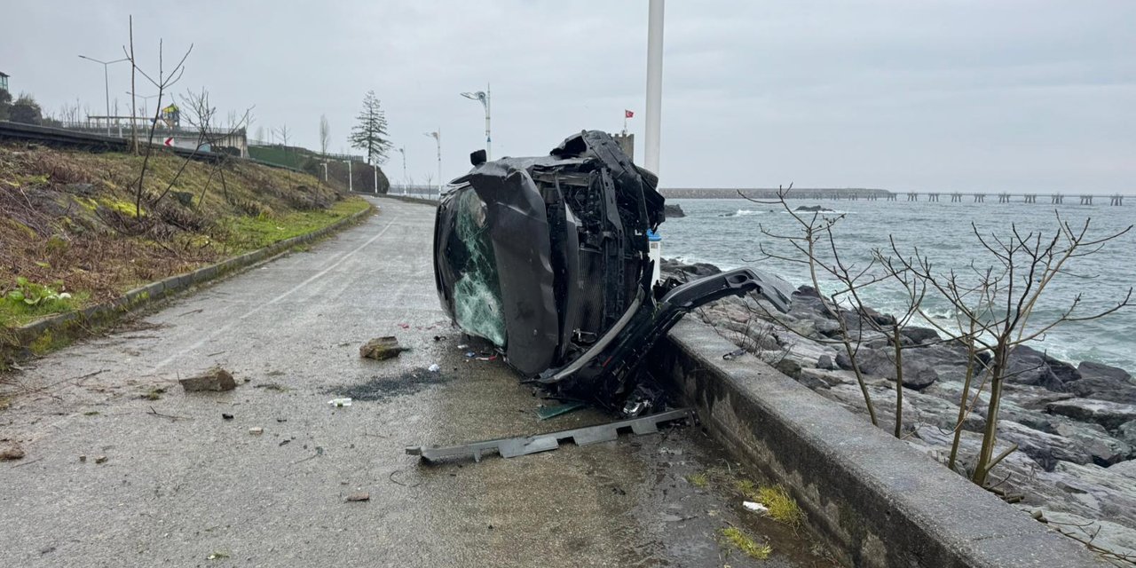 Rize’de takla atan otomobil beton bariyere çarparak denize uçmaktan kurtuldu