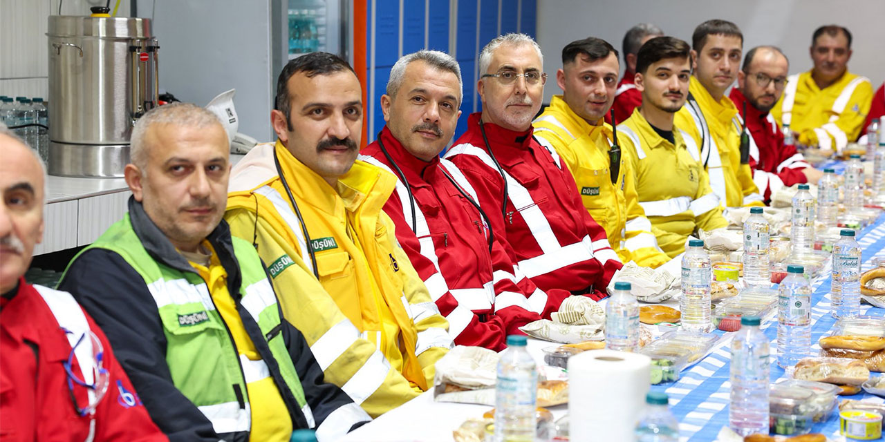 Bakan Işıkhan, Rize'de Çayeli Bakır'da işçilerle sahur yaptı