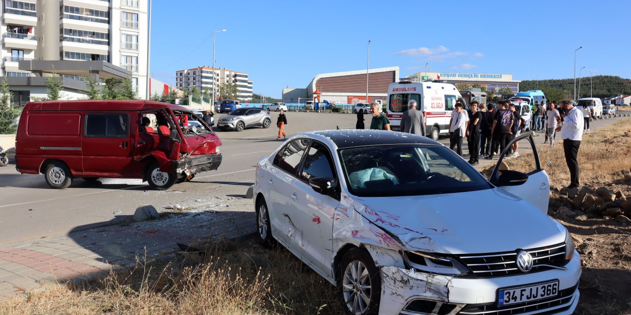 Otomobil Önce Minibüse Sonra Kaldırımdaki Yayalara Çarptı: 3 Yaralı