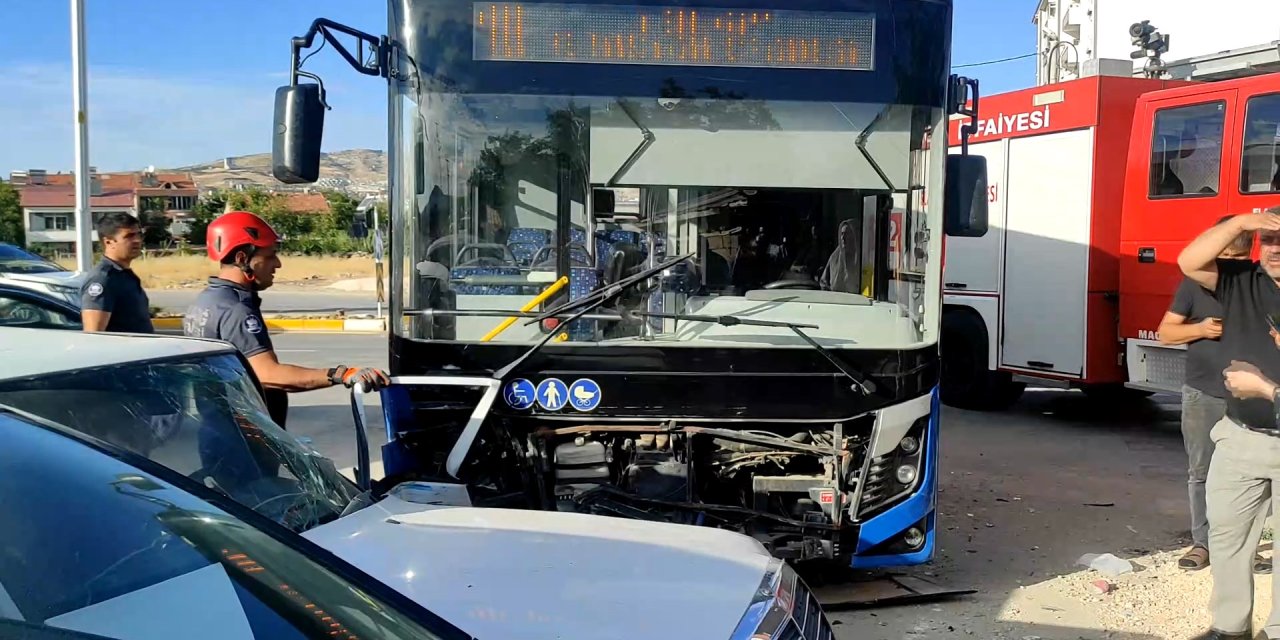 Elazığ’da Şehir İçi Yolcu Otobüsü 2 Otomobile Çarptı: 5 Yaralı