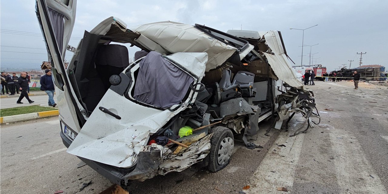 Freni patlayan tır dehşet saçtı: Öğrenci servisi dahil 7 araç birbirine girdi, 18 yaralı