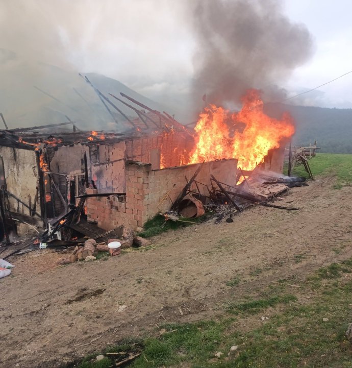 Karabük'te 2 katlı ahşap ev alevlere teslim oldu