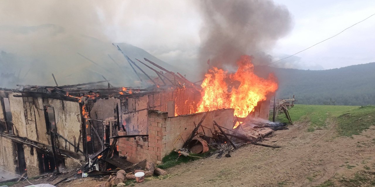Karabük'te 2 katlı ahşap ev alevlere teslim oldu