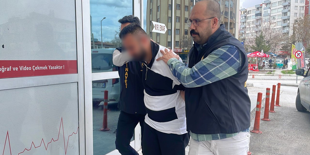 Babasını boğup öldürdükten sonra cenazesiyle 1 gün beklemiş