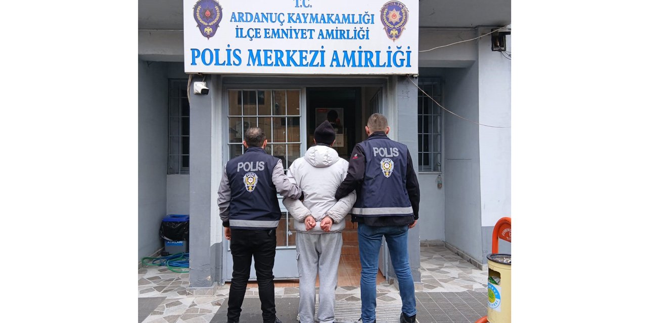 Cezaevinden kaçtı, ilçe merkezine doğru koşarken kayalık alanda yakalandı