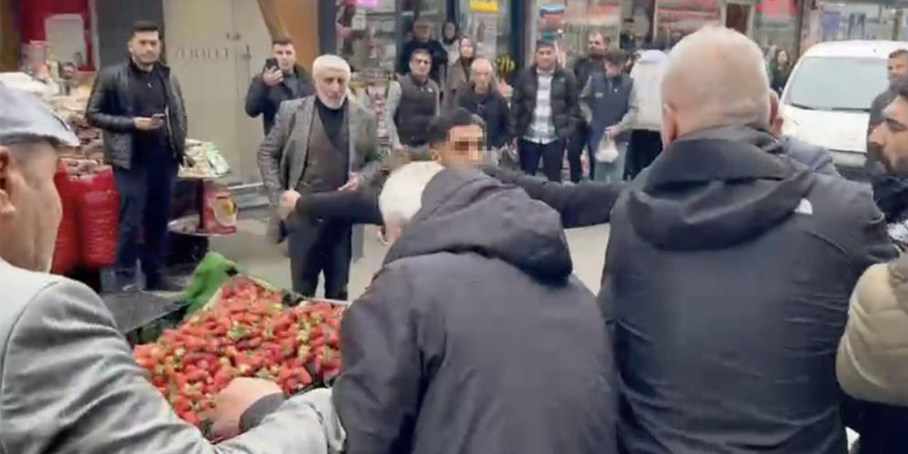 Zabıtaya tekme tokat saldırı: Seyyar satıcı ortalığı karıştırdı