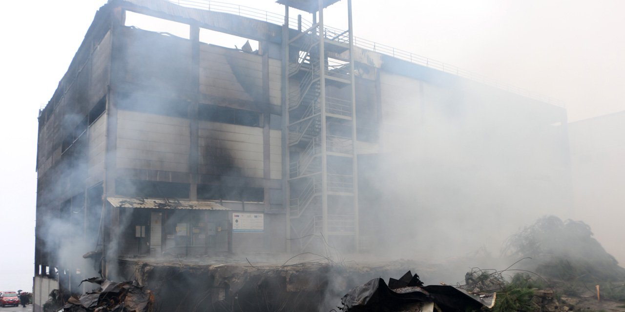 Fındık fabrikasındaki yangında soğutma çalışmaları sürüyor