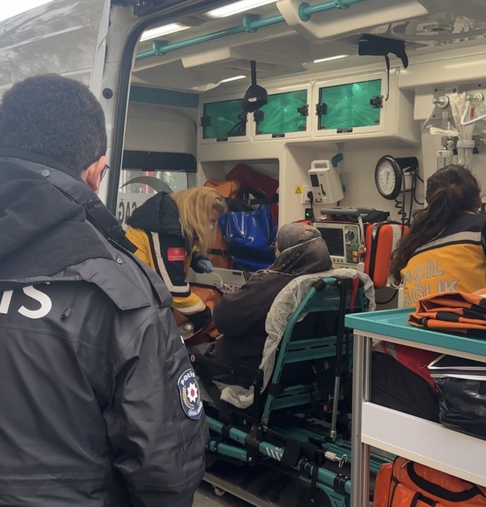 3 yaşındaki çocuğun yaktığı battaniye yangına yol açtı: 3 kişi dumandan etkilendi