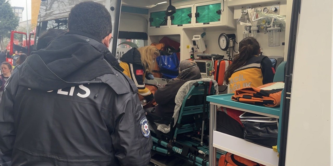 3 yaşındaki çocuğun yaktığı battaniye yangına yol açtı: 3 kişi dumandan etkilendi