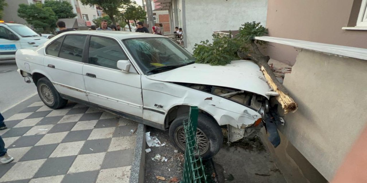 Arıza Yapan Otomobilini Yokuş Aşağıya Çalıştırmak İsterken 2 Araca, Direklere Ve Eve Çarptı