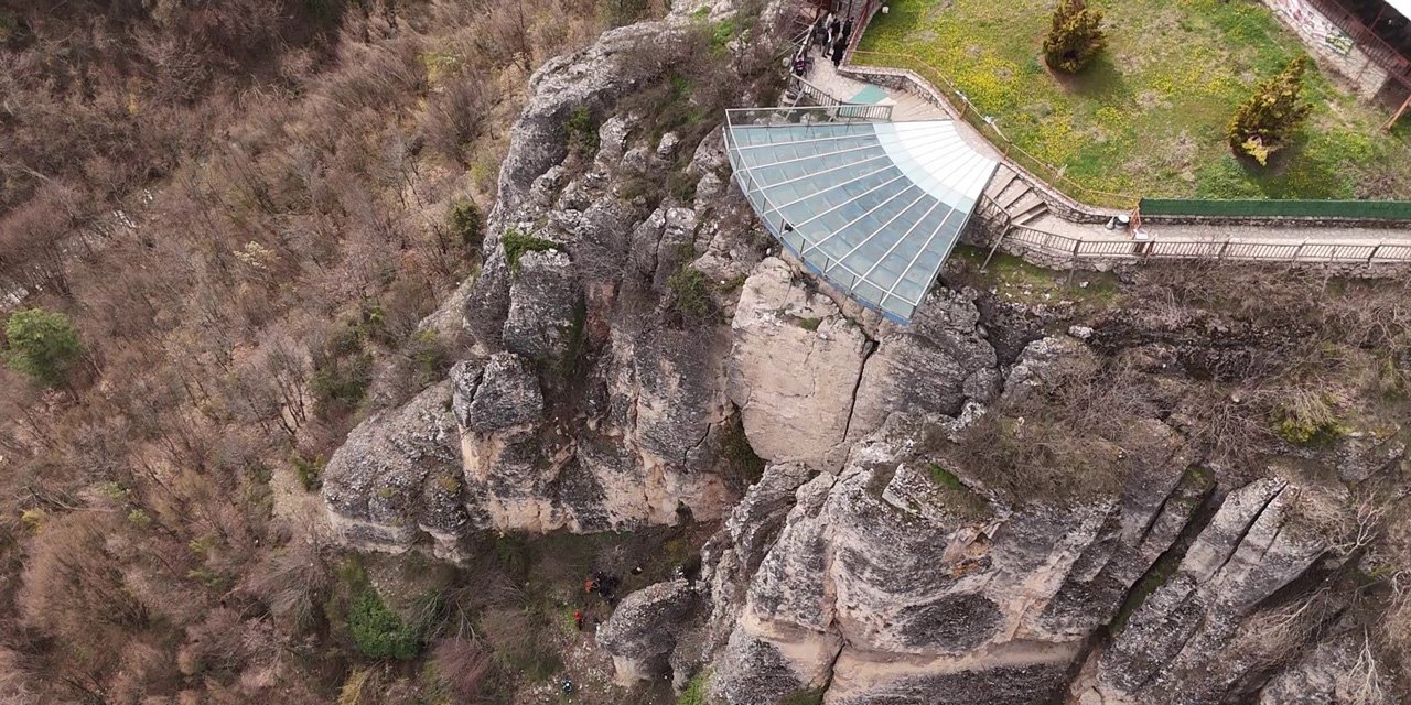 Genç kız 80 metre yüksekliğindeki cam terastan kendini boşluğa bıraktı