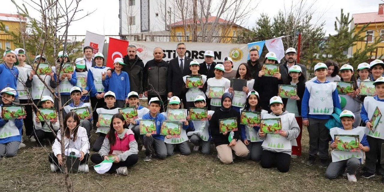 Bayburt'ta öğrenciler Orman Haftası kapsamında fidan dikti