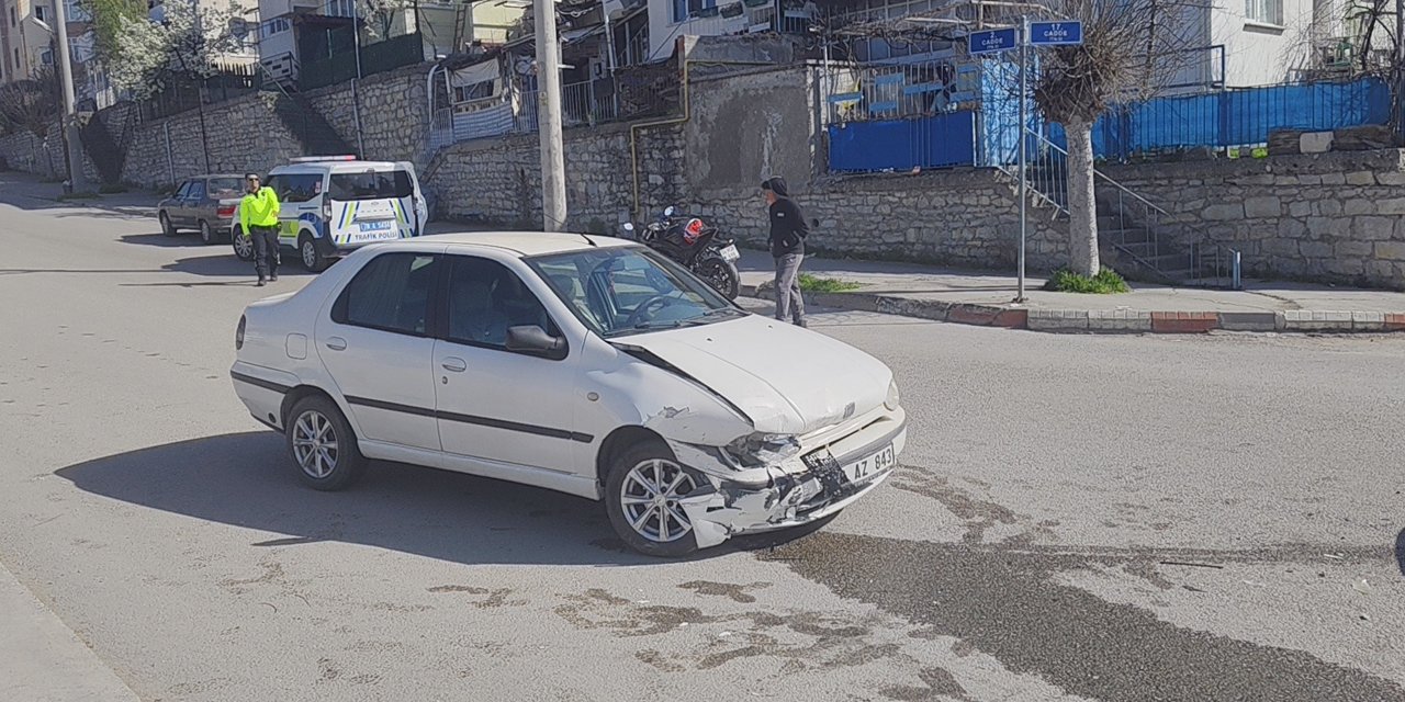 İki otomobilin çarpıştığı kazada 3 kişi yaralandı