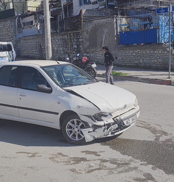 İki otomobilin çarpıştığı kazada 3 kişi yaralandı