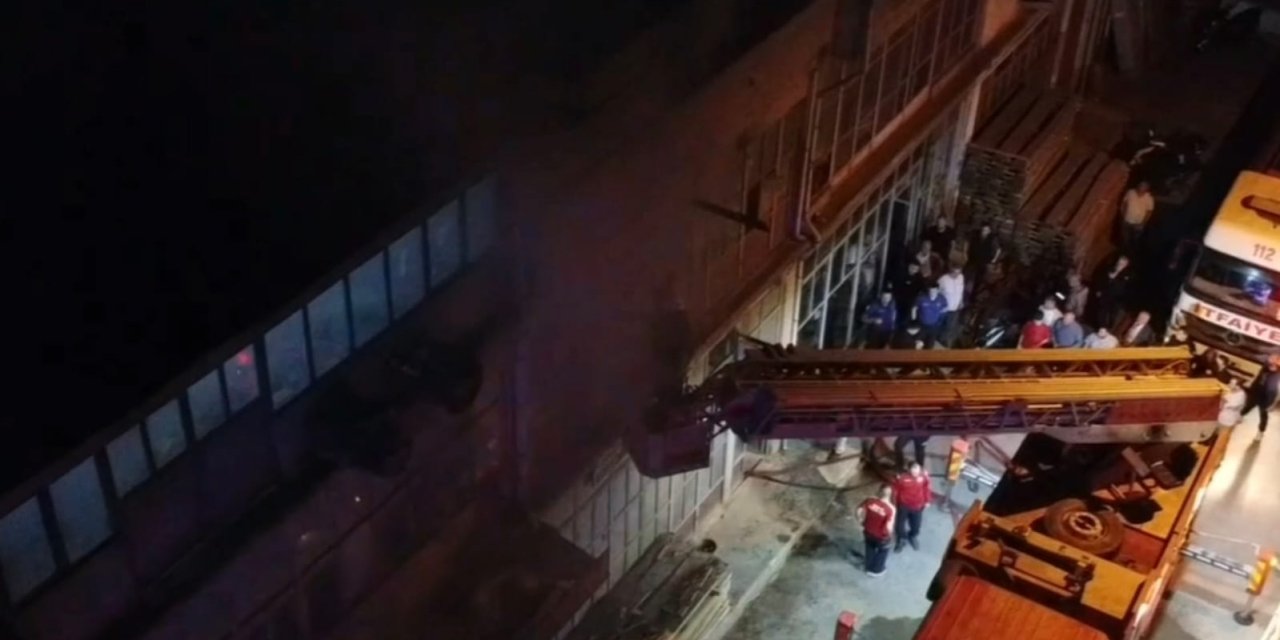 Bursa'da 3 Katlı Mobilya Atölyesinde Yangın