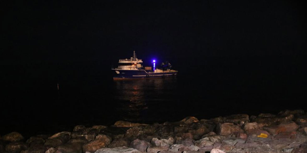 Rize’de kafes balıkçılığında kullanılan balıkçı motoru karaya oturdu