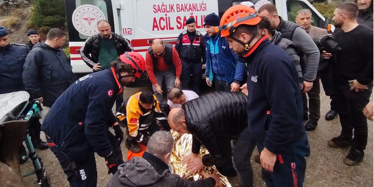 Artvin'de araç uçuruma yuvarlandı: 1 yaralı